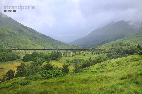 Das Glenfinnan Viaduct  bekannt aus den Harry Potter Filmen  Ross  Skye and Lochaber  Highlands  Schottland  Großbritannien