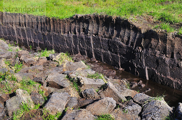 Gestochener Torf auf einem Moor auf der Trotternish-Halbinsel  Ross  Skye and Lochaber  Skye  Schottland  Großbritannien