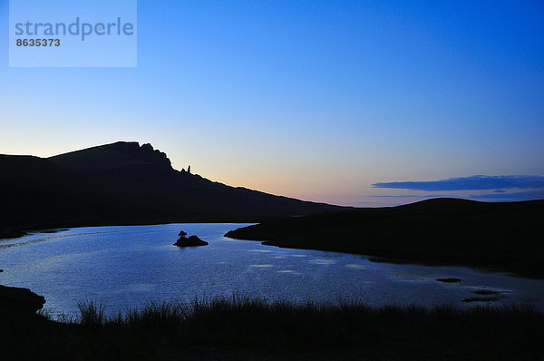 Ausblick bei Abenddämmerung über den Loch Fada auf The Storr mit der Felsnadel Old Man of Storr auf der Trotternish-Halbinsel  Ross  Skye and Lochaber  Skye  Schottland  Großbritannien