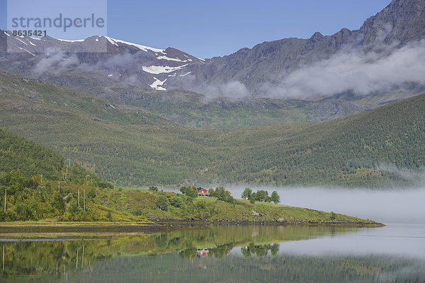 Ferienhaus und Berge in der Lakselvbukta Bucht  Troms  Norwegen