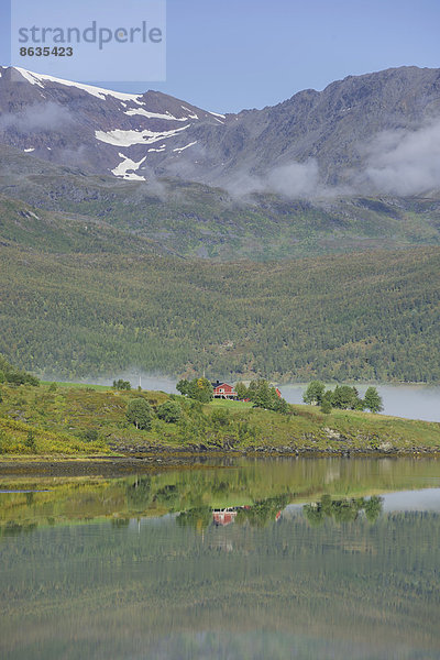 Ferienhaus und Berge in der Lakselvbukta Bucht  Troms  Norwegen