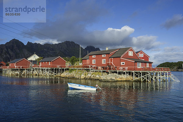 Almhütte klein Boot Norwegen Lofoten Henningsvaer nordland