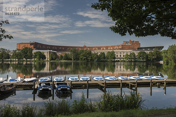 Kongresshalle der NSDAP 1933-1945  nicht vollendet  Dokumentationszentrum Reichsparteitagsgelände  vorne Großer Dutzendteich mit Bootsverleih  Nürnberg  Bayern  Deutschland