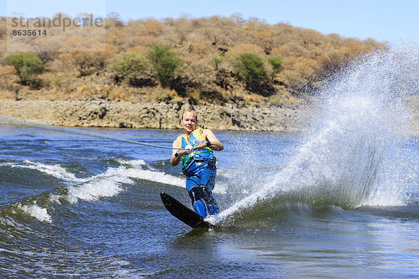 Mann fährt Wasserski  Monoski  Von-Bach-Damm  Namibia