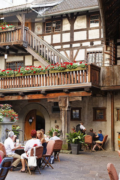 Innenhof der Schattenburg mit Restaurant  Feldkirch  Vorarlberg  Österreich