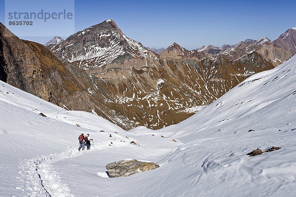 Bergsteiger am Rauhtaljoch  beim Abstieg von der Wilde Kreuzspitze in den Pfunderer Bergen  unten das Valsertal  Eisacktal  Südtirol  Italien