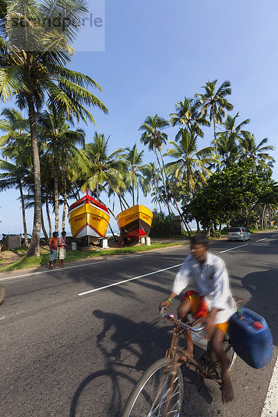 Schiffe von einem Schiffsbauer an der Straße  bei Maggona  Region Kapugoda  Westprovinz  Sri Lanka