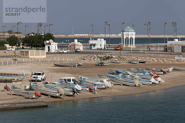 Fischerboote am Strand  bei Sur  Provinz Ash Sharqiyah  Sultanat von Oman  Arabische Halbinsel