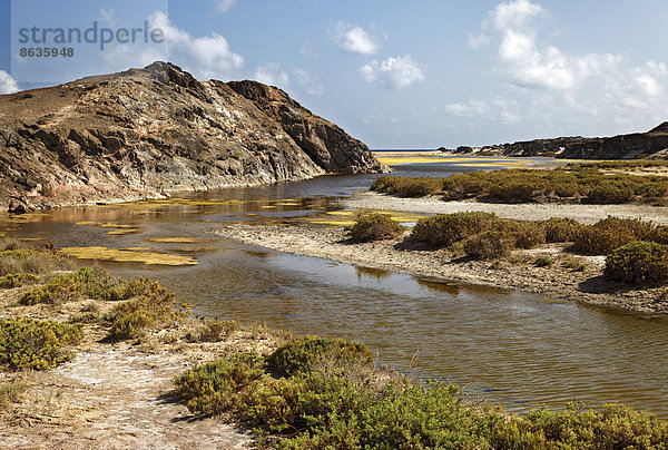 Landschaft  Meeresarm  Felsen  Hügel  Büsche  Mirbat  Region Dhofar  Sultanat von Oman  Arabische Halbinsel