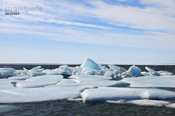 Eisschollen in der Beaufort Sea  Nordpolarmeer  Victoria Island  früher Holman Island  Dorf Ulukhaktok  Northwest Territories  Kanada