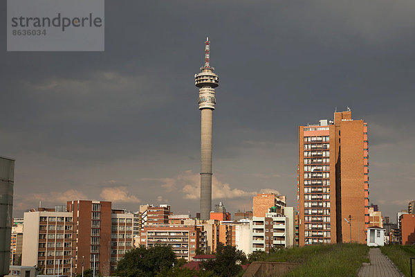 Fernsehturm Telkom Joburg Tower und die Skyline des Stadtteils Hillbrow in Johannesburg  Gauteng  Südafrika