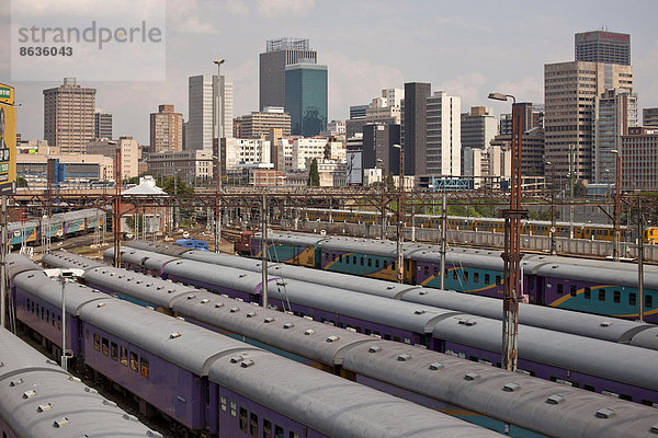 Bahngleise und Züge der zentralen Park Station und die Skyline von Johannesburg  Gauteng  Südafrika
