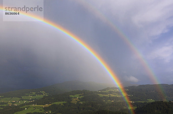 Doppelter Regenbogen über dem Inntal  Hall in Tirol  Inntal  Tirol  Österreich