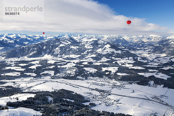 Ballonflug über dem Tiroler Unterland  Kössen  Tirol  Österreich