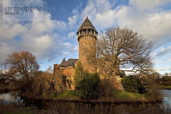 Wasserschloss Burg Linn in Krefeld-Linn  Niederrhein  Westfalen  Nordrhein-Westfalen  Deutschland
