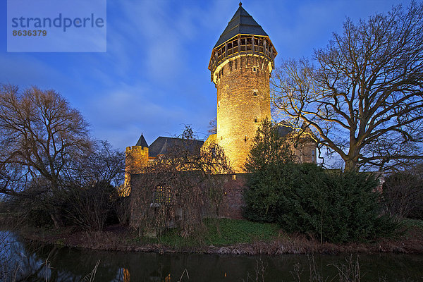 Angestrahltes Wasserschloss Burg Linn in der Dämmerung in Krefeld-Linn  Niederrhein  Westfalen  Nordrhein-Westfalen  Deutschland