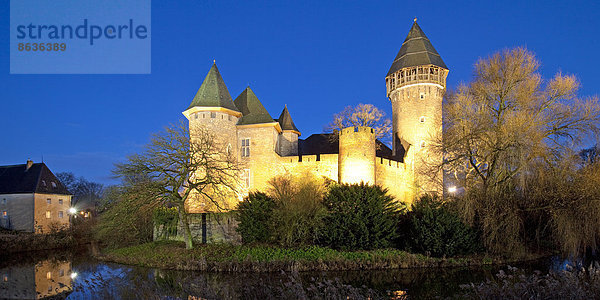 Angestrahltes Wasserschloss Burg Linn in der Dämmerung in Krefeld-Linn  Niederrhein  Westfalen  Nordrhein-Westfalen  Deutschland