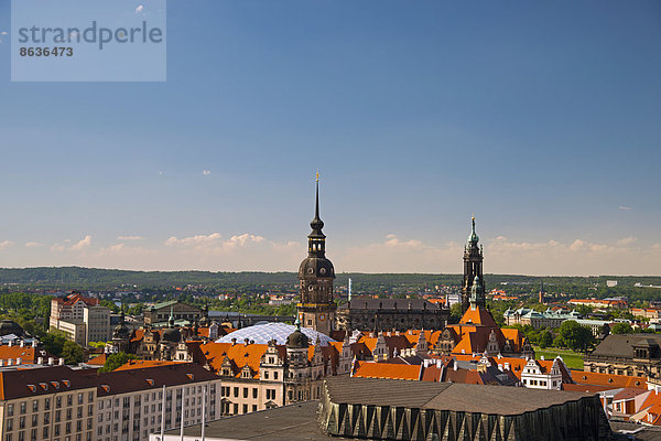 Ausblick von der Kreuzkirche auf das Dach vom Kulturpalast  dahinter Hausmannsturm und Hofkirche  Dresden  Freistaat Sachsen  Deutschland