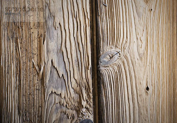 Eine zurückgewonnene Holzwerkstatt. Nahaufnahme von zwei Bohlen aus Holz  mit Ästen und Holzmaserungsmustern.