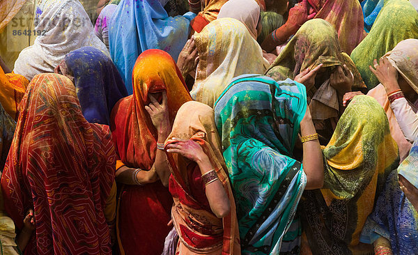 Eine bunte Menschenmenge feiert das Holi-Fest  Mathura  Uttar Pradesh  Indien