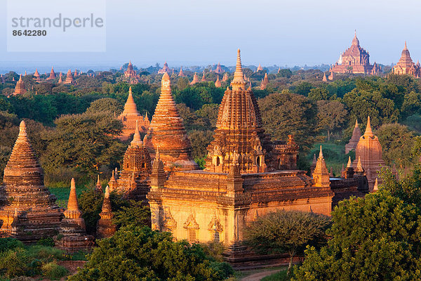 Stupas in der archäologischen Zone von Bagan in Bagan  Myanmar
