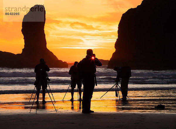 Fotografen bei Sonnenuntergang  Zweiter Strand  Olympic National Park  Washington  USA
