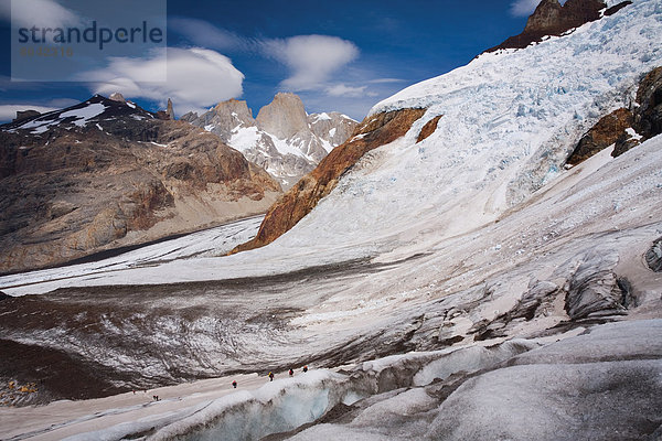 Bergsteiger auf einem Gletscher im Los Glaciares-Nationalpark  Argentinien