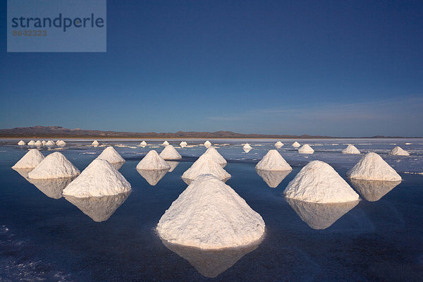 Salzhaufen trocknen in der trockenen Atmosphäre des Salar de Uyuni in Bolivien.