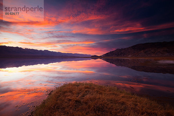 Owens Lake  Kalifornien  USA bei Sonnenuntergang.