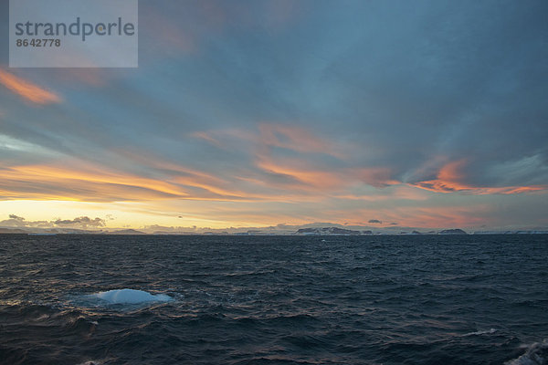 Sonnenuntergang im Weddellmeer.