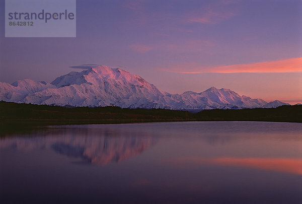 Sonnenuntergang  Mount McKinley im Denali-Nationalpark  Alaska  spiegelt sich im Reflection Pond wider.