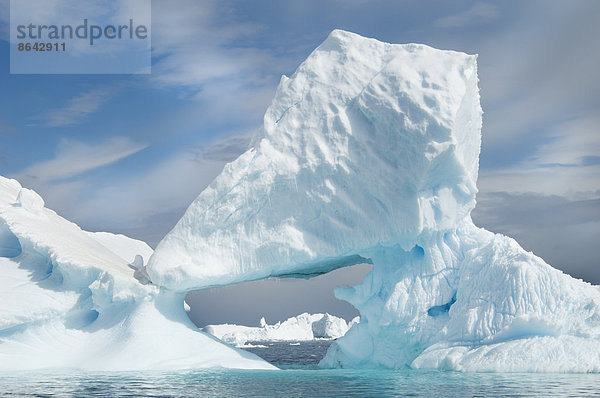 Eisberge  die auf den südlichen antarktischen Ozeanen schwimmen. Von Wind und Wetter erodiert  wodurch natürliche Eisbögen entstehen.