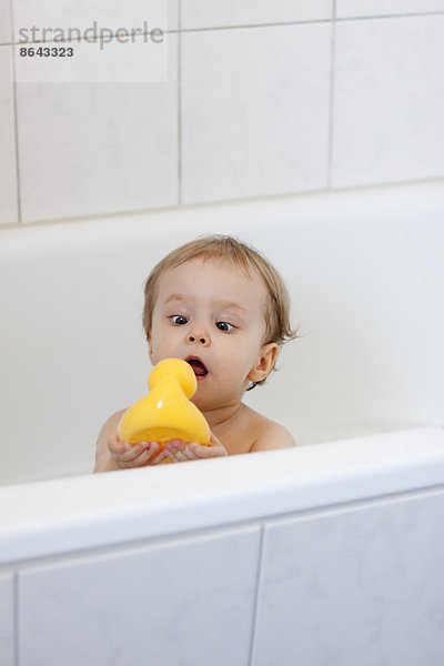 Blondes Mädchen in der Badewanne