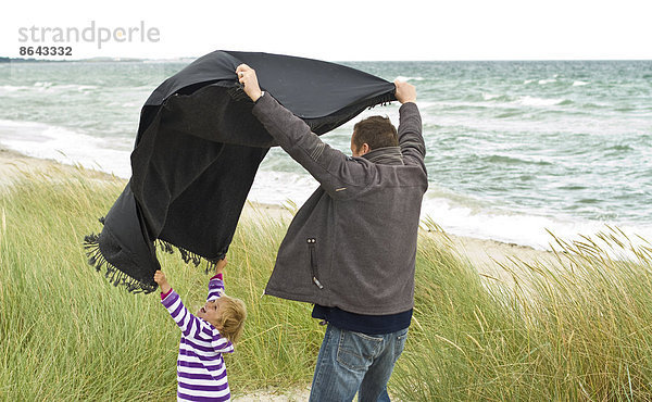 Vater mit Tochter am Strand