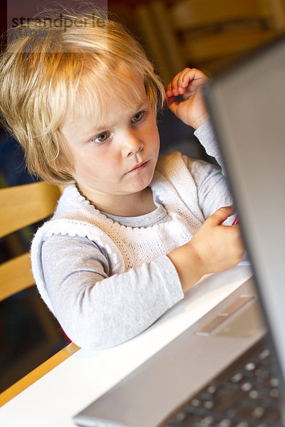 Kleines Mädchen vor Laptop