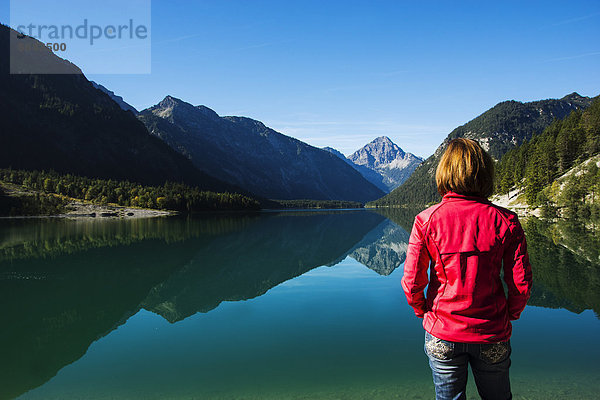 Frau steht am Plansee  Tirol  Österreich  Europa