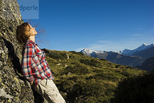 Frau beim Wandern  Zillertal  Tirol  Österreich  Europa