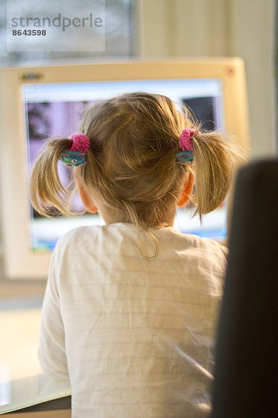 Blondes Mädchen vor einem Computer