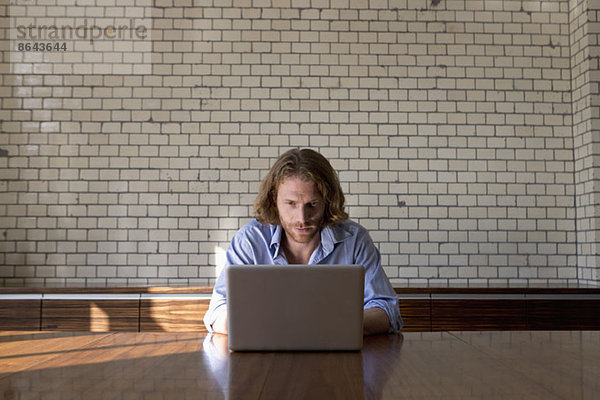 Mann mit Laptop