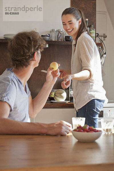 Junges Paar in der Küche bei der Zubereitung des Frühstücks