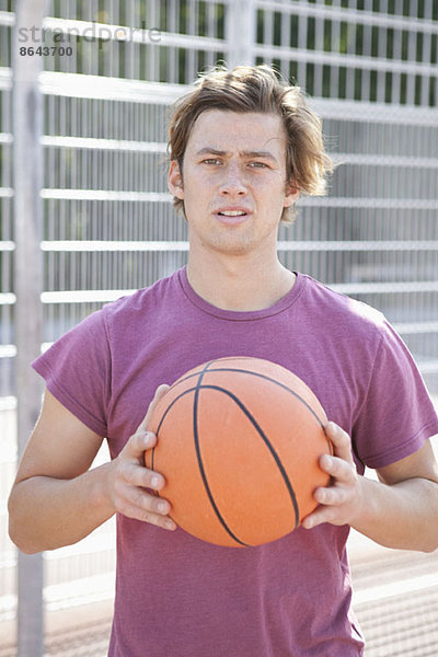 Mittlerer Erwachsener Mann mit Basketball  Portrait