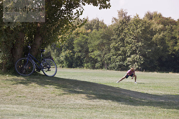 Mittlerer Erwachsener Mann beim Training im Park