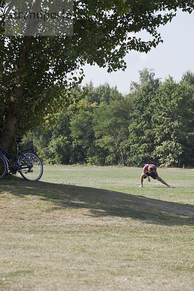 Mittlerer Erwachsener Mann beim Training im Park