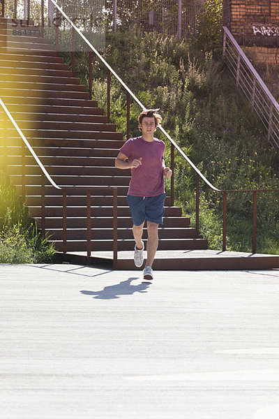 Mittlerer Erwachsener Mann beim Joggen