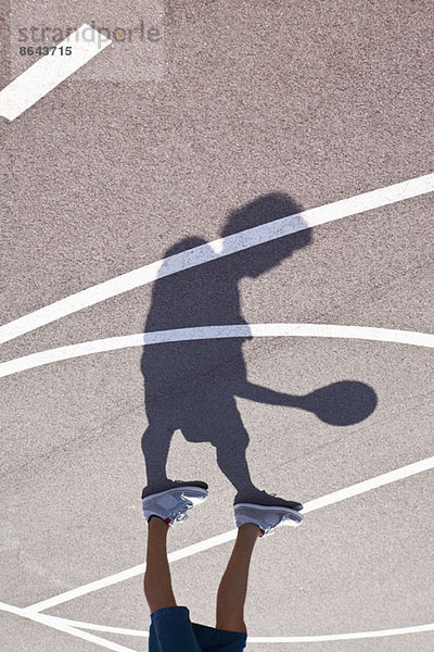 Mann spielt Basketball  niedrige Sektion