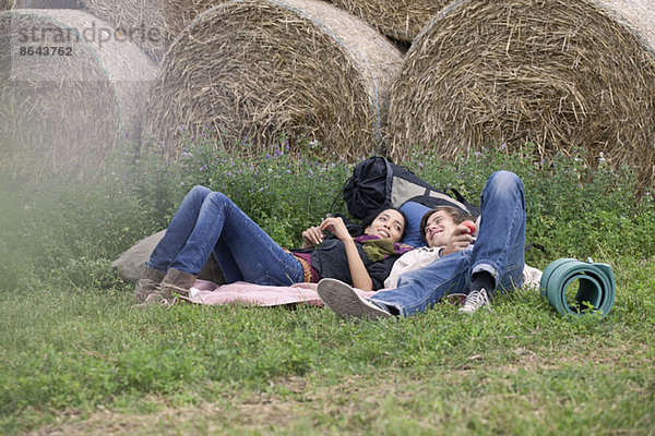 Junges Paar entspannt sich im Feld