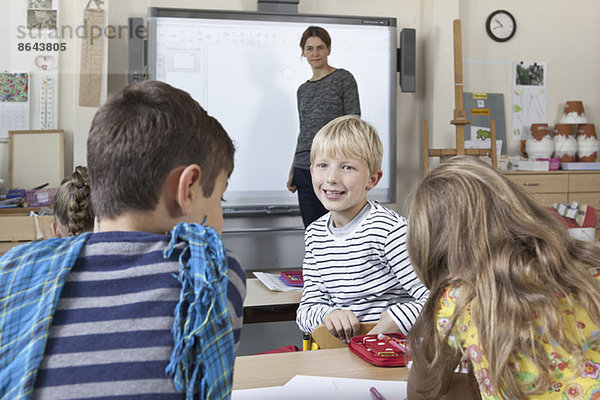 Junge im Klassenzimmer im Gespräch mit Schülern