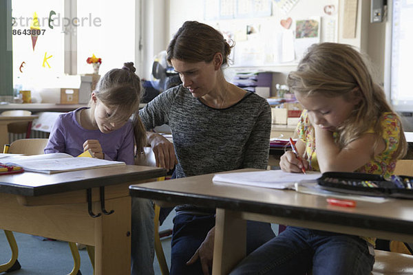 Lehrerin für Mädchen im Klassenzimmer