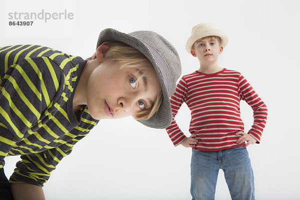 Portrait von Jungen vor weißem Hintergrund