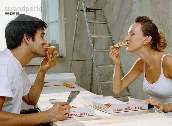 Ein Paar beim Pizzaessen